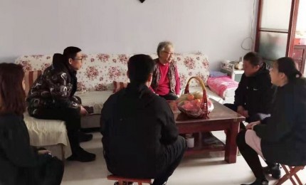 弘揚(yáng)雷鋒精神，關(guān)愛(ài)空巢老人